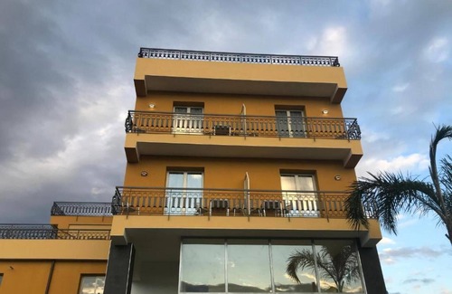 Contrada Pantano d'Arci Apartment | Apartment 'Camera Tripla 101' with Shared Terrace, Wi-Fi and Air Conditioning