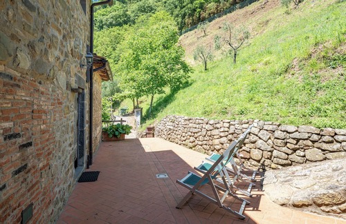Pescia Apartment | Apartment 'Casa Di Pietro' with Mountain View, Shared Pool and Wi-Fi
