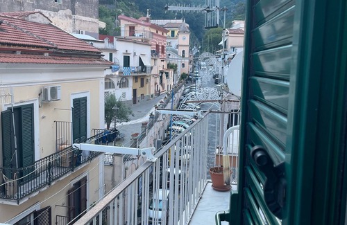 Cetara Apartment | Apartment 'Ce Tour - La Casa del Limone di Nonni' with Mountain View, Wi-Fi and Air Conditioning