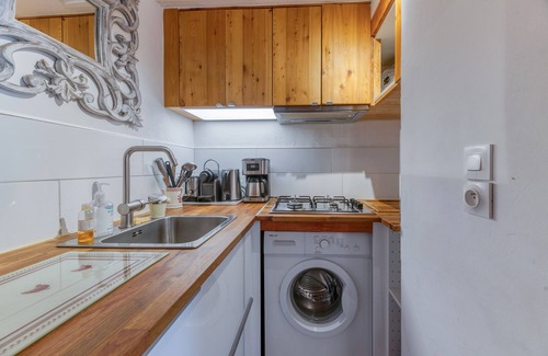 Allemond Apartment | Apartment 'Chalet Des Heureux' with Lake View, Private Terrace and Wi-Fi