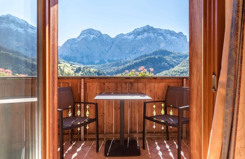 La Valle Apartment | Apartment Ciasa Raut App Santa Berbura with Mountain View, Balcony & Wi-Fi