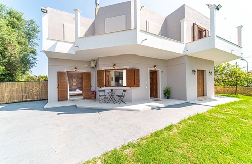 Lefkimmi Apartment | Apartment 'Corfu' with Shared Garden, Wi-Fi and Air Conditioning