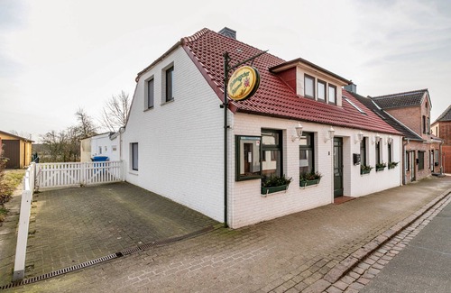 Wesselburen Apartment | Apartment 'Das Weiße Stadthaus' with Wi-Fi