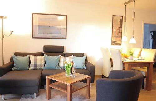 Wurster Nordseekuste Apartment | "Apartment Sonnenbogen: North Sea magic and comfort on the dike!"