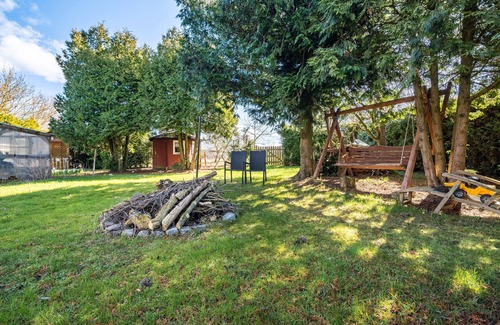 Blankensee Apartment | Apartment 'Eichenhof' with Shared Terrace, Private Garden and Wi-Fi