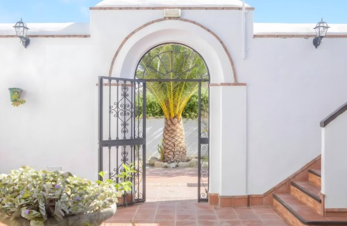 Barbate Apartment | Apartment 'El Nogal' with Shared Pool, Wi-Fi and Air Conditioning