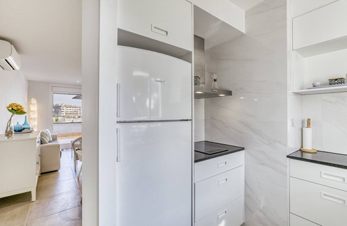 L'Escala Apartment | Apartment 'El Refugi' with Sea View, Wi-Fi and Air Conditioning
