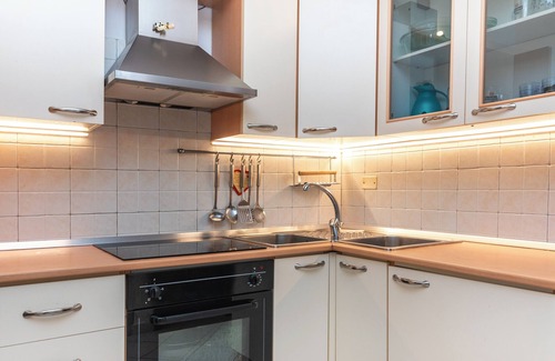 San Teodoro City Centre Apartment | Apartment 'Elegante Appartamento Centro' with Private Terrace and Private Garden