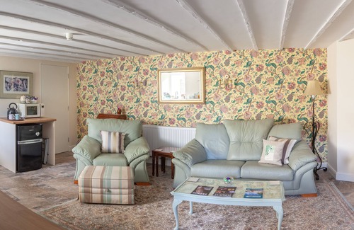 Torquay City Centre Apartment | Apartment-Ensuite with Shower-Terrace-Garden Apartment