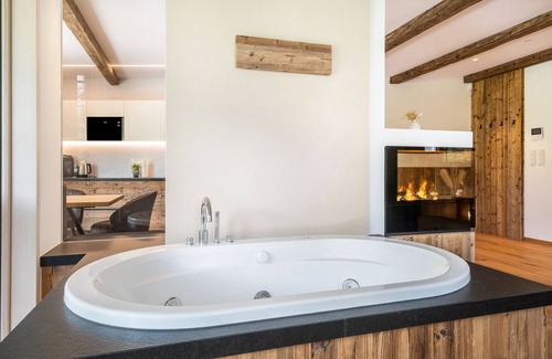 Centro - Piani - Rencio Apartment | Apartment "Erbacher - Greti's Landhaus Suite" with Mountain View, Private Sauna & Shared Pool
