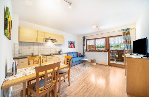 Lana Apartment | Apartment 'Erlengut Hippolyt' with Mountain View, Shared Pool and Wi-Fi