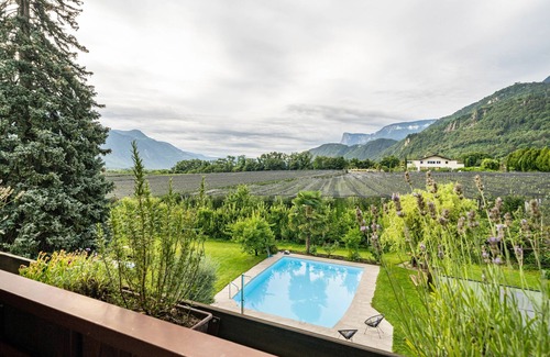 Lana Apartment | Apartment 'Erlengut Hippolyt' with Mountain View, Shared Pool and Wi-Fi