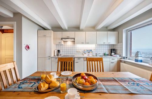 Hallig Langeneß Apartment | Apartment 'Ferienwohnung Sylt' with Sea View, Shared Terrace and Wi-Fi