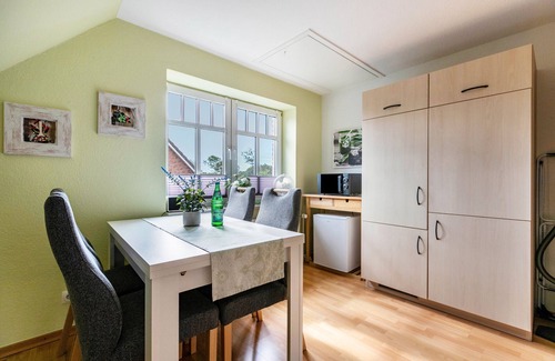 Niebuell Apartment | Apartment 'Ferienwohnung Wellenreiter' with Shared Terrace, Shared Garden and Wi-Fi