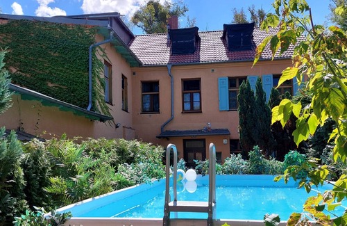 Babelsberg Nord Apartment | Apartment 'Ferienwohnung Romantika I, 45 Qm' with Shared Pool, Shared Garden and Wi-Fi