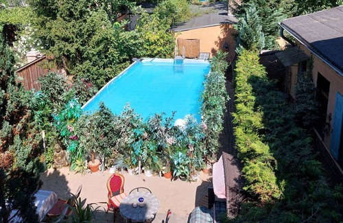 Babelsberg Nord Apartment | Apartment 'Ferienwohnung Romantika I, 45 Qm' with Shared Pool, Shared Garden and Wi-Fi