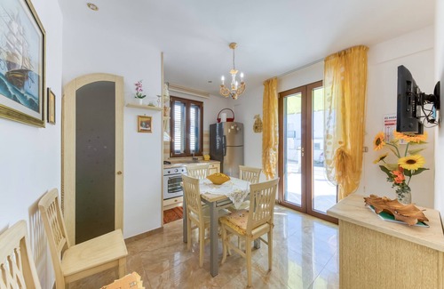 Torre Vado Apartment | Apartment 'Filomena 1' with Private Terrace and Air Conditioning