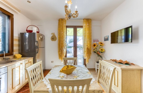 Torre Vado Apartment | Apartment 'Filomena 1' with Private Terrace and Air Conditioning
