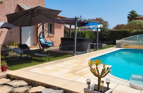 Roquebrune-sur-Argens Apartment | Apartment 'La Toscane' with Private Pool, Private Terrace and Wi-Fi