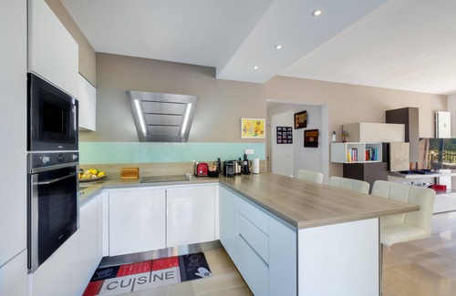 Villefranche-sur-Mer Apartment | Apartment 'Résidence Le Clos Charmerade' with Sea View, Wi-Fi and Air Conditioning