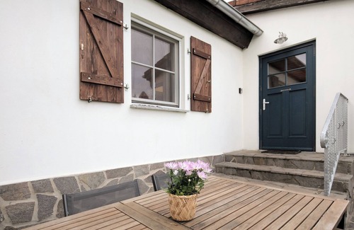 Herzfelde Apartment | Apartment 'Haus Am See - Zur Blauen Tür' with Lake View, Private Terrace and Wi-Fi