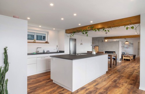 Lauf Apartment | Apartment 'Haus Elisabeth' with Balcony and Wi-Fi