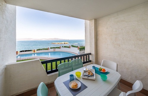 L'Escala Apartment | Apartment in L’Escala near Sandy Beaches