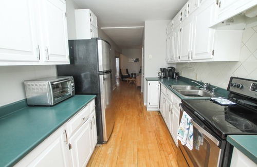 Cornwall Apartment | Apartment in the downtown area. Close to shopping and restaurants.