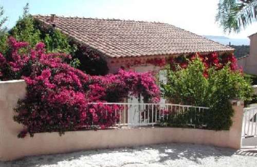 Hyeres Apartment | Apartment in villa, sea view from bedrooms