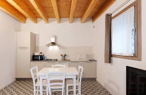 Portese Apartment | Apartment 'Bilocale - Isola Del Garda' with Shared Pool, Wi-Fi and Air Conditioning