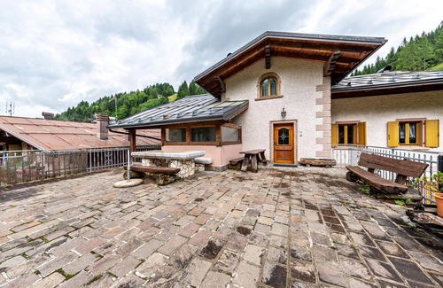 San Pietro di Cadore Apartment | Apartment 'Casa Montagna In Cadore' with Mountain View and Shared Garden
