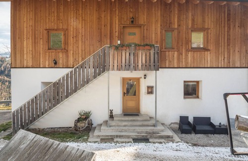 San Lorenzo di Sebato Apartment | Apartment 'Kehrerhof - Mountain' with Mountain View, Balcony & Wi-Fi