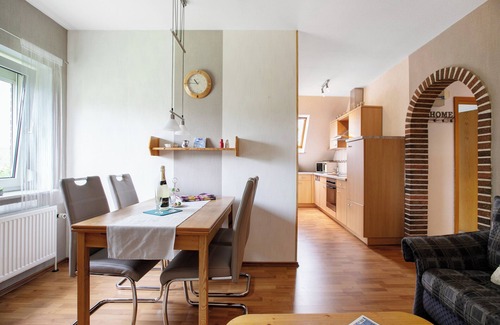 Suden Apartment | Apartment 'Kleine Ferienwohnung' with Shared Garden and Balcony