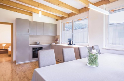 Perca Apartment | Apartment “Kronsun - Glück” with Mountain View, Wi-Fi, 3 Balconies & Garden