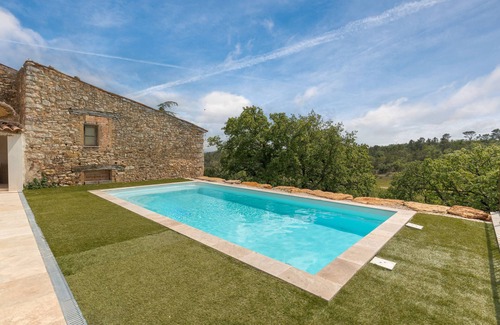 Esparron Apartment | Apartment 'La Bergerie' with Shared Pool, Wi-Fi and Air Conditioning