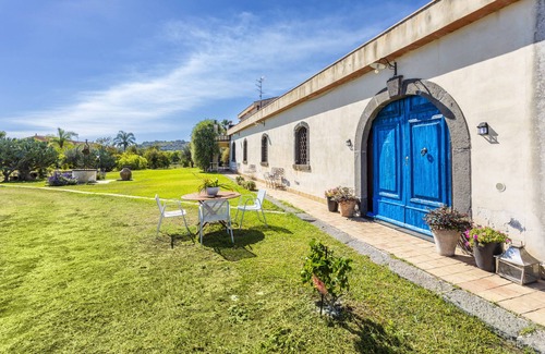 Aci Catena Apartment | Apartment 'La Casa Del Fico D'india - Blu' with Shared Garden, Wi-Fi and Air Conditioning