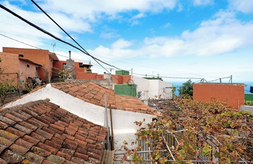 Los Silos Apartment | Apartment La Casita Canaria with Sea & Mountain View, Terrace & BBQ