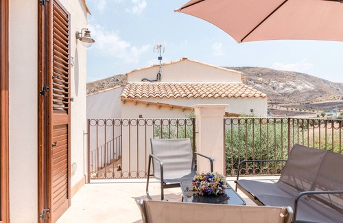 Montallegro Apartment | Apartment 'Le 3 Rose - Alba' with Lake View, Wi-Fi and Air Conditioning