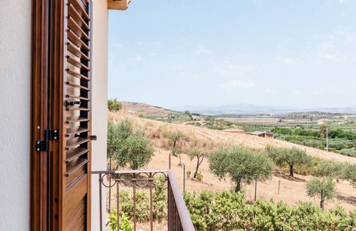 Montallegro Apartment | Apartment 'Le 3 Rose - Alba' with Lake View, Wi-Fi and Air Conditioning