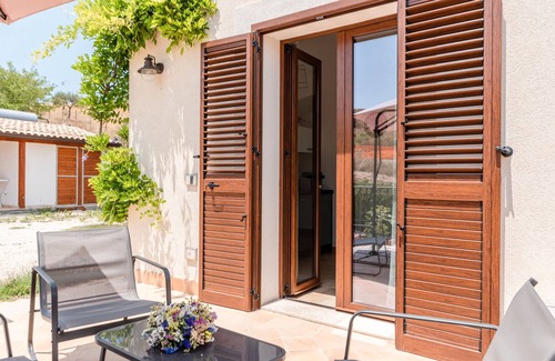 Montallegro Apartment | Apartment 'Le 3 Rose - Alba' with Lake View, Wi-Fi and Air Conditioning