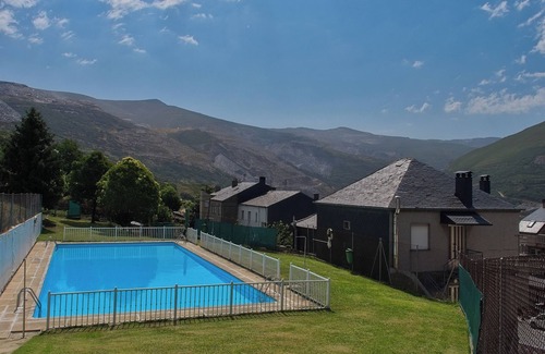 Carballeda de Valdeorras Apartment | Apartment 'Leopoldo II' with Mountain Views, Outdoor Pool and Wi-Fi