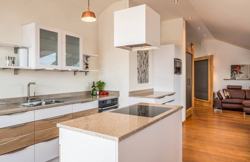 Pelham Apartment | Apartment "Loft 7" with Lake View, Shared Garden & Wi-Fi