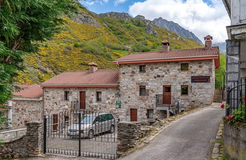 Caunedo House | Apartment 'Lorences A' with Mountain View