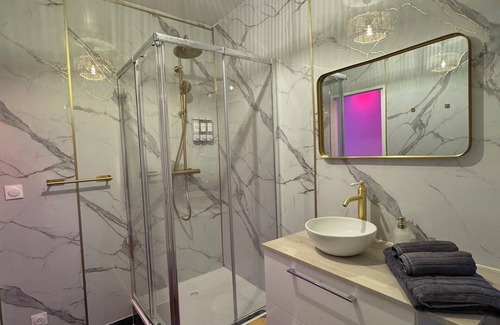 Chevilly-Larue Apartment | Apartment LoveRoom, spa jacuzzi & Sauna in a romantic atmosphere!