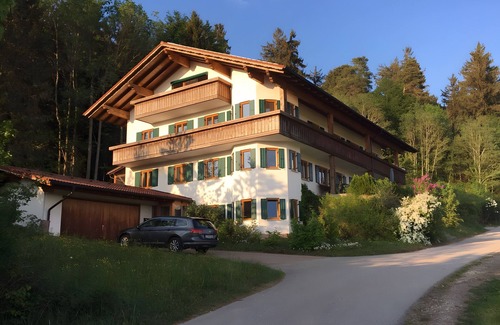 Friesenried Apartment | Apartment 'Löwenzahn' with Private Terrace, Shared Garden and Wi-Fi