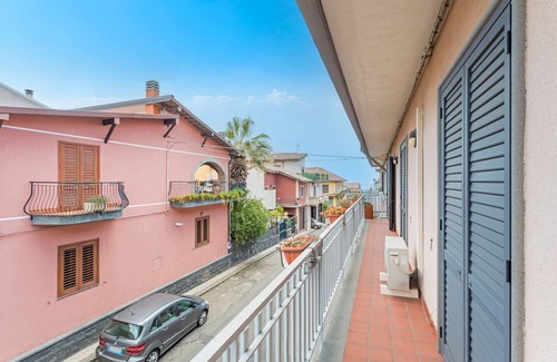 Belpasso Apartment | Apartment 'Magnolia House' with Mountain View, Balcony and Wi-Fi