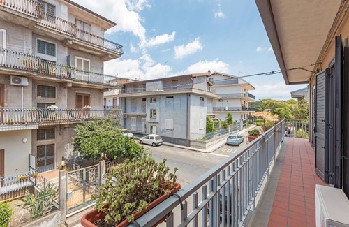 Belpasso Apartment | Apartment 'Magnolia House' with Mountain View, Balcony and Wi-Fi