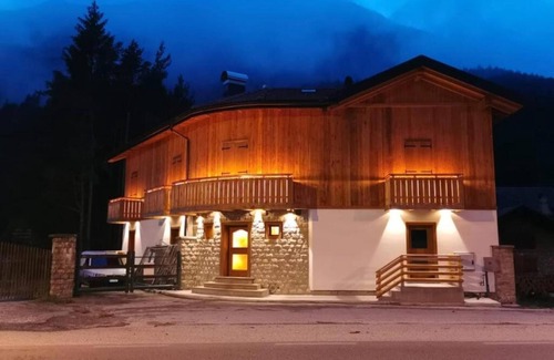 Auronzo di Cadore Apartment | Apartment 'Marmarole' with Mountain View, Shared Garden and Balcony