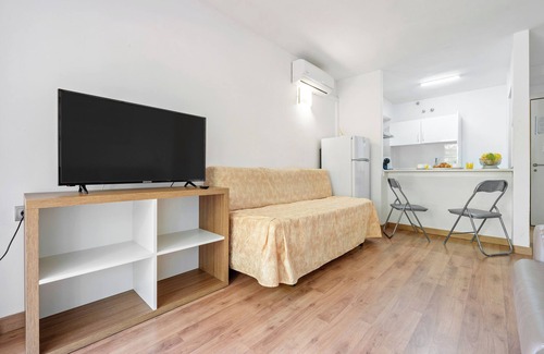 Salou City Centre Apartment | Apartment 'Michelangelo 3' with Shared Pool, Wi-Fi and Air Conditioning