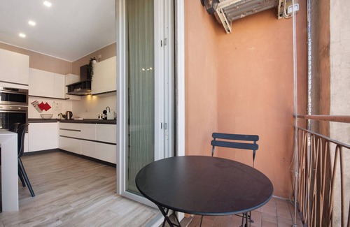 Como Apartment | Apartment 'Modern Flat - Como Centro' with Private Terrace, Wi-Fi and Air Conditioning